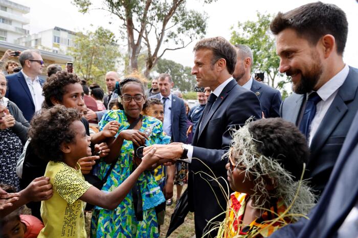 Emmanuel Macron in visita a Nouméa, capitale della Nuova Caledonia, il 26 luglio 2023.